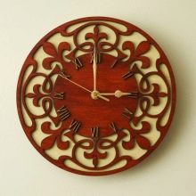 Різьблені годинник з дерева: настінні годинники з різьбою ручної роботи з фанери та інших матеріалів, настільні годинники в оправі та інші