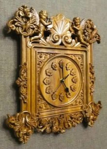 Різьблені годинник з дерева: настінні годинники з різьбою ручної роботи з фанери та інших матеріалів, настільні годинники в оправі та інші