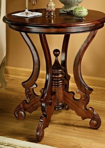 Різьблені столи (42 фото): різьба на ніжках моделей з дерева, дерев’яні журнальні столики і письмові столи з різьбленням на стільниці, інші