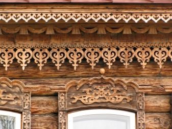 Різьблений декор з дерева: декоративна різьба, накладні елементи на стіну для будинку і інші варіанти для прикраси