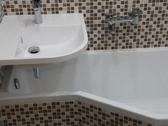 Раковина над ванною (54 фото): кутові раковини для «хрущовки» і інші види умивальників для маленької кімнати, приклади дизайну