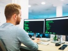 Робоче місце програміста: стіл і інші меблі для роботи програміста, поради щодо організації робочого місця