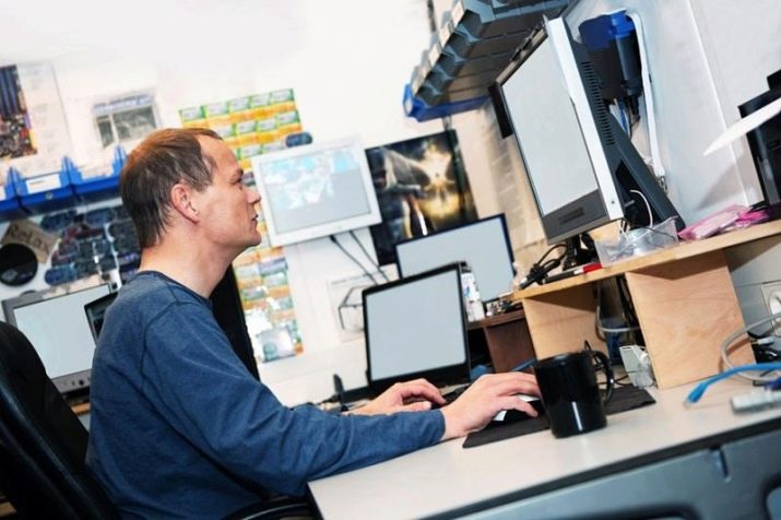 Робоче місце програміста: стіл і інші меблі для роботи програміста, поради щодо організації робочого місця