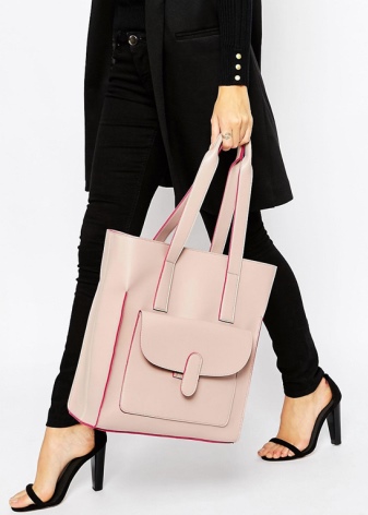 Рожева сумка (77 фото): З чим носити? жіночі моделі світло-рожевого і ніжно-рожевого кольору