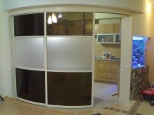 Розсувні двері на кухню: вибираємо кухонні висувні двері-гармошки. Скляні зсувні двері в інтер’єрі