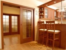 Розсувні двері на кухню: вибираємо кухонні висувні двері-гармошки. Скляні зсувні двері в інтер’єрі