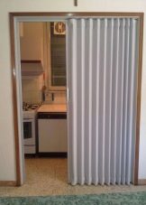 Розсувні двері на кухню: вибираємо кухонні висувні двері-гармошки. Скляні зсувні двері в інтер’єрі