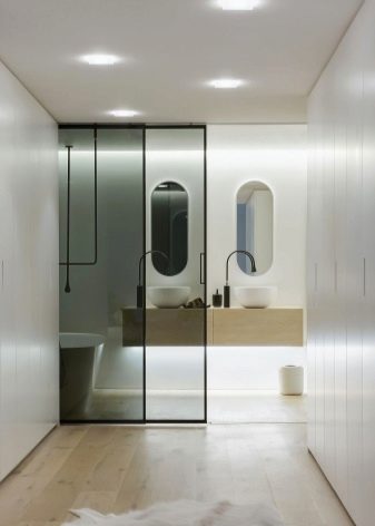 Розсувні двері в ванну кімнату (42 фото): види дверей-купе, поради по вибору міжкімнатних дверей в санвузол