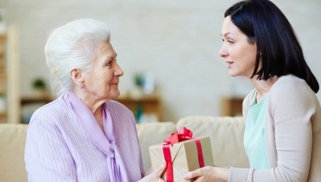 Що подарувати бабусі на 70 років? Цікаві ідеї подарунків на ювілей бабусі. Що можна зробити своїми руками?