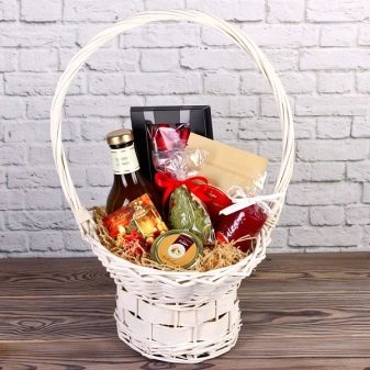 Що подарувати чоловікові на день народження? 57 фото Кращі ідеї подарунків малознайомому дорослому чоловікові, іменні чоловічі сувеніри