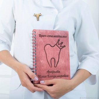 Що подарувати лікаря на Новий рік? Подарунок лікарю-жінці або чоловікові, медсестрі, цікаві ідеї