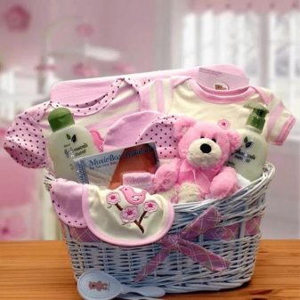 Що подарувати новонародженій дівчинці? Корисні та оригінальні подарунки дитині. Що зробити немовляті своїми руками?