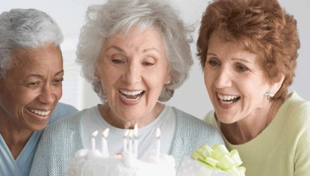 Що подарувати жінці на 70 років? Список оригінальних подарунків на 70-річний ювілей свекрухи і сестри, начальника і тітки, подруги і тещі