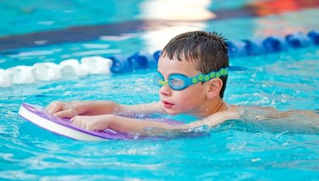 Що потрібно для басейну дитині? Список речей для відвідування басейну і плавання. Які треба документи?