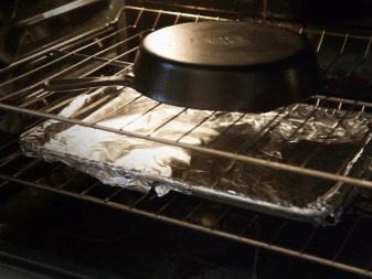 Що робити, якщо пригорає чавунна сковорода? Чому до неї прилипає? Як її відновити?