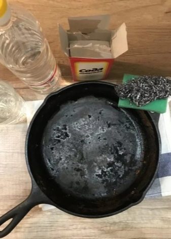 Що робити, якщо пригорає чавунна сковорода? Чому до неї прилипає? Як її відновити?