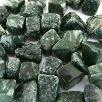Серафинит (24 фото): значення каменю, магічні властивості мінералу клинохлор