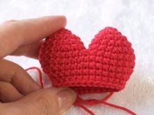 Серце амігурумі гачком: схема і опис в’язання об’ємного сердечка для початківців