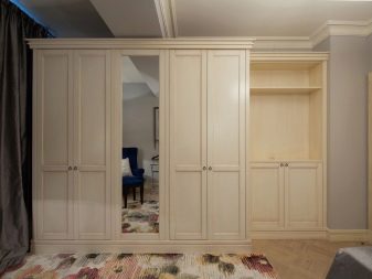 Шафи у вітальню (69 фото): шафа для одягу на всю стіну в зал і орні вбудовані шафи, радіусний сучасний шафа та інші моделі