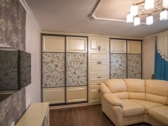 Шафи у вітальню (69 фото): шафа для одягу на всю стіну в зал і орні вбудовані шафи, радіусний сучасний шафа та інші моделі
