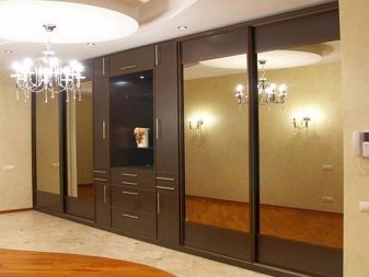 Шафи у вітальню (69 фото): шафа для одягу на всю стіну в зал і орні вбудовані шафи, радіусний сучасний шафа та інші моделі