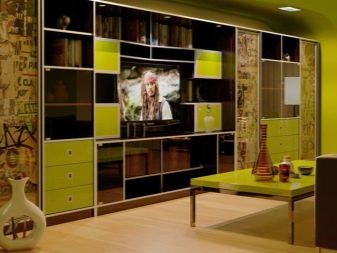 Шафи у вітальню (69 фото): шафа для одягу на всю стіну в зал і орні вбудовані шафи, радіусний сучасний шафа та інші моделі