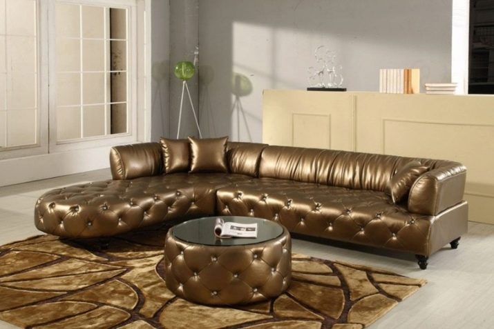 Шкіряні дивани у вітальню (28 фото): дизайн інтер’єру з великими елітними коричневими і іншого кольору диванами з шкіри