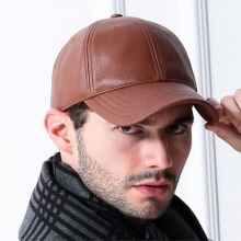 Шкіряна кепка (49 фото): бейсболка і німкеня, зимові моделі, з окулярами і з хутром, коричневого кольору, хуліганка, з вухами, чорна