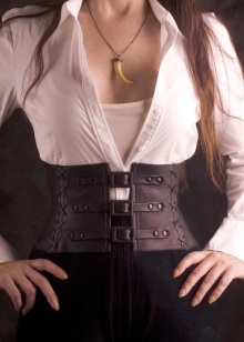 Шкіряний корсет (44 фото): моделі у вигляді ременя або пояси з шкіри, жіночий корсет під груди