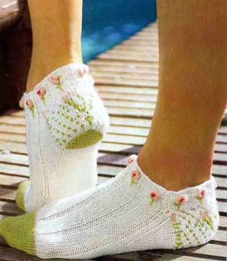 Шкарпетки-тапочки (37 фото): в’язані джурабы, красиві дитячі та жіночі моделі для будинку следка, ажурні, теплі новорічні і без шва