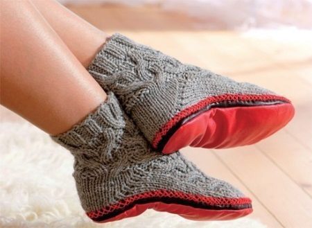 Шкарпетки-тапочки (37 фото): в’язані джурабы, красиві дитячі та жіночі моделі для будинку следка, ажурні, теплі новорічні і без шва