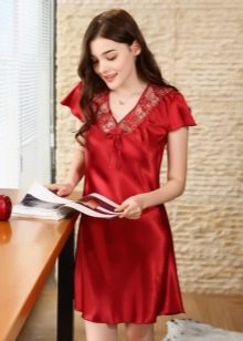 Шовкова жіноча сорочка (41 фото): атласна з халатом, довга з натурального шовку і коротка, червона, чорна і іншого кольору
