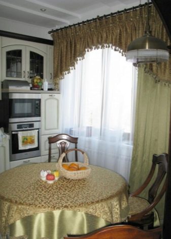 Штори для маленької кухні (42 фото): кухонні штори в сучасному стилі на вікна в хрущовці і інші варіанти дизайну, красиві новинки