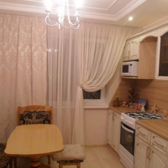 Штори для маленької кухні (42 фото): кухонні штори в сучасному стилі на вікна в хрущовці і інші варіанти дизайну, красиві новинки