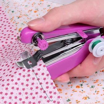 Швейна міні-машинка: вибір маленької портативної ручної машини. Як користуватися і заправити нитку? Інструкція та відгуки