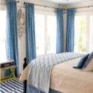 Сині і блакитні штори в спальні (54 фото): сині штори з золотом в інтер’єрі білій спальні, тюль темно-синього і волошка синя кольорів, інші варіанти