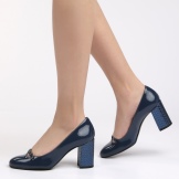 Сині туфлі на підборах (46 фото): з чим носити жіночі моделі на середньому і маленькому каблучку