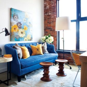 Синій диван в інтер’єрі вітальні (33 фото): дизайн залу з темно – та світло-синіми відтінками дивана
