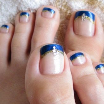 Синій педикюр (56 фото): темно і біло-синій педикюр на ногах зі стразами, дизайн френча в синіх тонах лаку