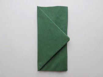 Складена ялинкою серветка (24 фото): як красиво згорнути у вигляді ялинки, як зробити паперовий прикраса до новорічного столу