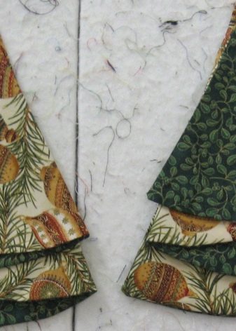 Складена ялинкою серветка (24 фото): як красиво згорнути у вигляді ялинки, як зробити паперовий прикраса до новорічного столу