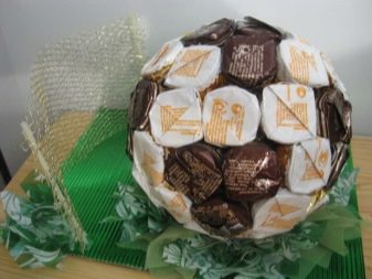 Солодкий подарунок чоловікові (24 фото): шоколадні набори з цукерки та інші солодощі. Як їх зробити своїми руками?