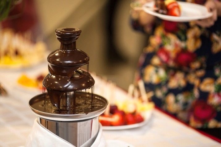 Солодкий подарунок чоловікові (24 фото): шоколадні набори з цукерки та інші солодощі. Як їх зробити своїми руками?