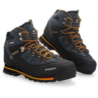 Спортивні черевики (59 фото): жіночі моделі для спорту марок Jack Wolfskin, Earth Gear, з чим носити черевики спортивного стилю