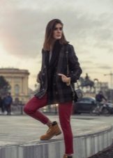 Спортивні черевики (59 фото): жіночі моделі для спорту марок Jack Wolfskin, Earth Gear, з чим носити черевики спортивного стилю