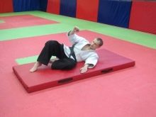 Спортивні мати (38 фото): будо-мати «ластівчин хвіст» для дому та спортзалу, м’які татамі для занять спортом у залі, складні підлогові моделі і мати-пазли. Що краще вибрати?