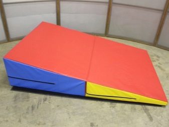 Спортивні мати (38 фото): будо-мати «ластівчин хвіст» для дому та спортзалу, м’які татамі для занять спортом у залі, складні підлогові моделі і мати-пазли. Що краще вибрати?
