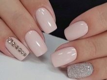 Сріблястий манікюр (66 фото): дизайн нігтів з лаком під срібло з бузковим кольором, робимо біло-срібний манікюр з блискітками