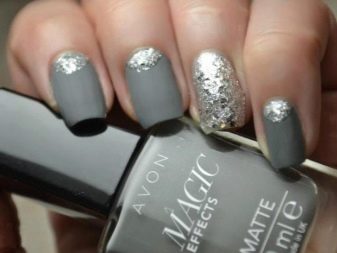 Сріблястий манікюр (66 фото): дизайн нігтів з лаком під срібло з бузковим кольором, робимо біло-срібний манікюр з блискітками