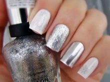 Сріблястий манікюр (66 фото): дизайн нігтів з лаком під срібло з бузковим кольором, робимо біло-срібний манікюр з блискітками